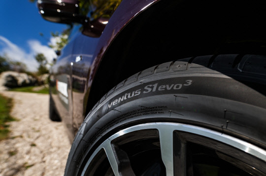 한국타이어 벤투스 S1 에보3를 적용한 차량. <한국타이어 제공>